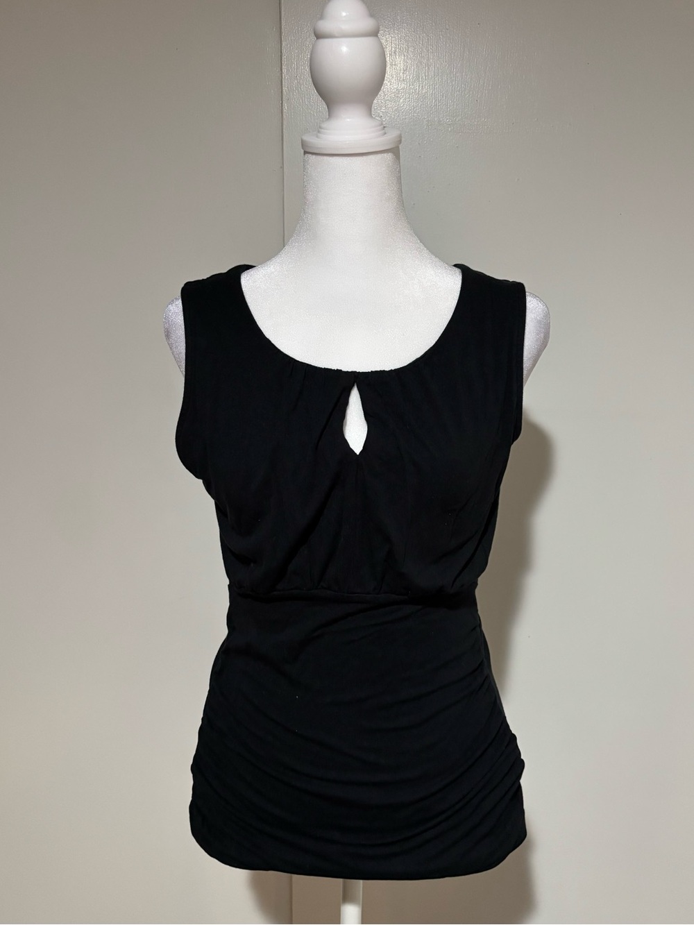 Black Sleeveless Keyhole Ruched Tank Top || S